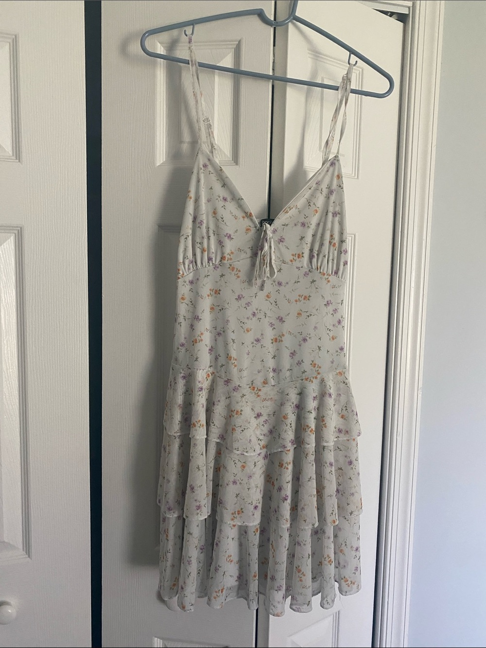 Boohoo White Floral Spaghetti-Strap Tiered Mini Dress